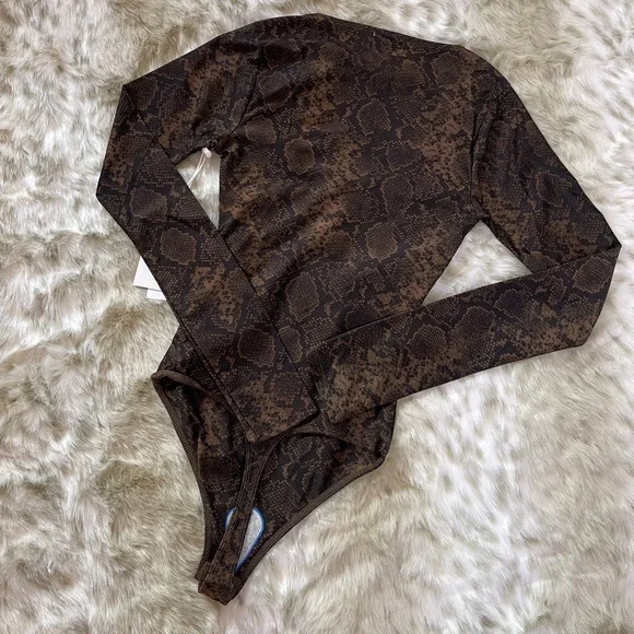 Good American Shine Python Scoop Neck Long Sleeve Bodysuit - Picture 11 of 14